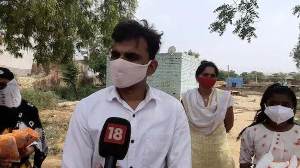 मिले पैडमैन ऑफ हरियाणा से, प्रवासी परिवारों के घर जाकर बांट रहे सेनेटरी पैड rohtak news
