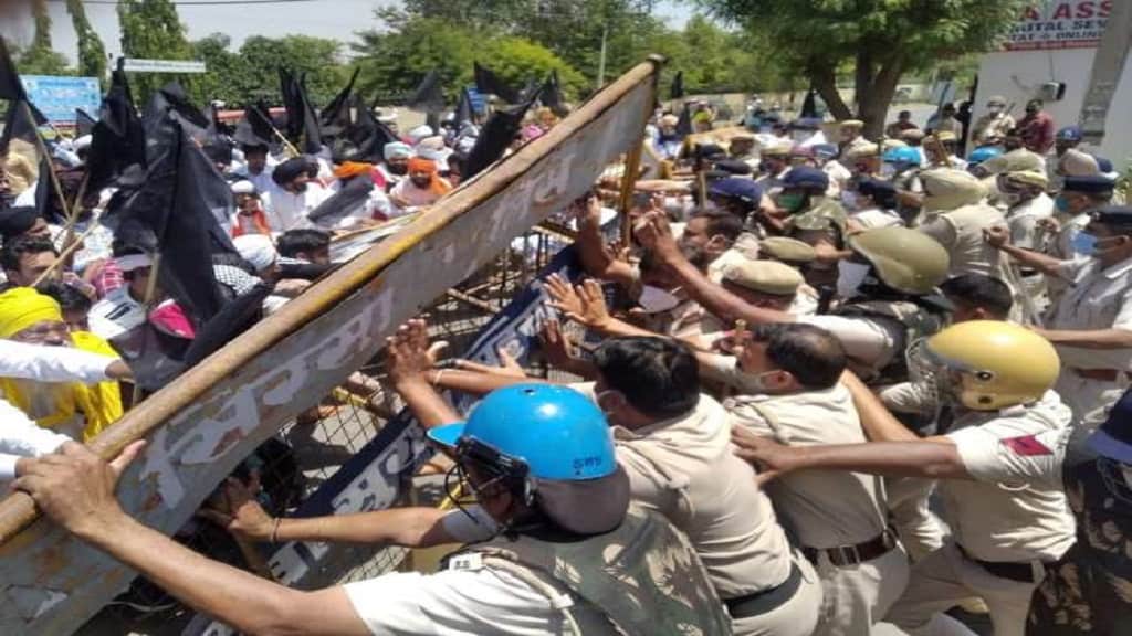 देखे तस्वीरे: सिरसा में काले झंडे लेकर पहुंचे किसान, उपमुख्यमंत्री आवास की तरफ जाने वाले रास्ते पर बैरिकेड उखाड़े sirsa dpty cm house kisan