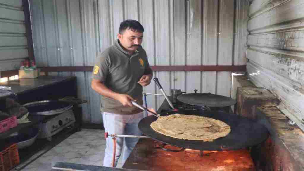 रोहतक में मिलता है दो फीट का सवा किलो वजनी परांठा, 50 मिनट में तीन खाएं तो जिंदगी भर फ्री मिलेगा खाना व एक लाख रुपए इनाम ROHTAK NEWS 2