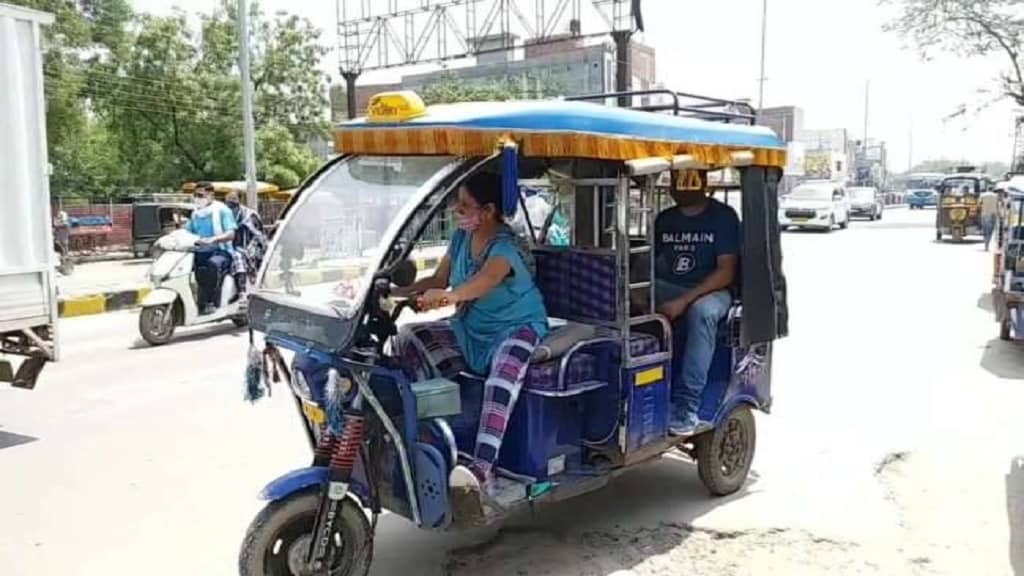 सीएम खट्टर की बड़ी घोषणा, हरियाणा सरकार ई-वाहन खरीदने पर देगी सब्सिडी e riksha women sirsa