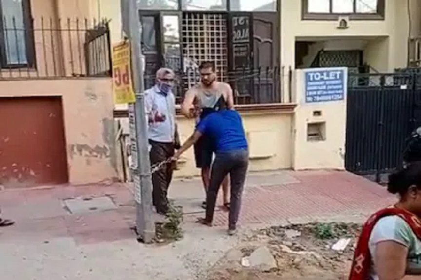 गुरुग्राम: रिटायर्ड पुलिसकर्मी ने बच्चे को हथकड़ी से बांध बेरहमी से पीटा, विडियो देख खून खौल उठेगा ggm beat