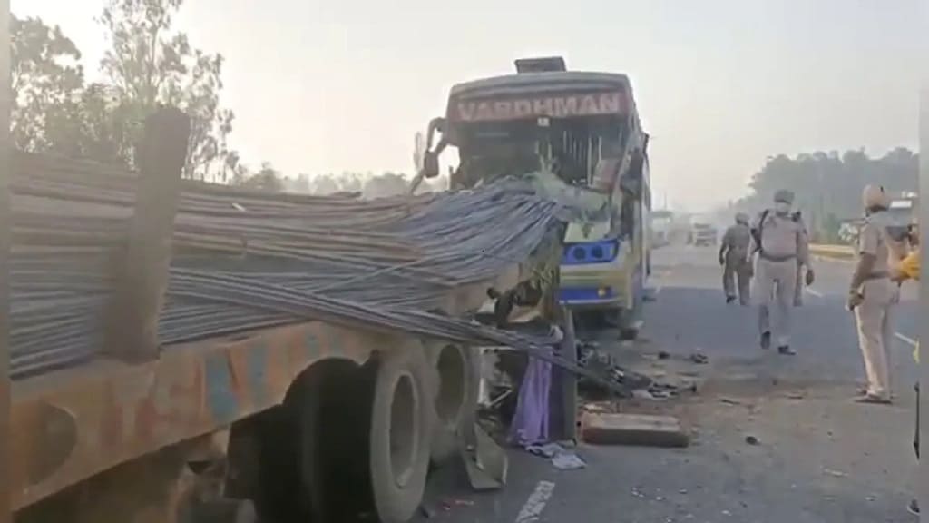 देखे तस्वीरे: खन्ना में सरिए से भरे ट्राले में जा घुसी टूरिस्ट बस, दो ड्राइवरों की मौत khanna bus accident