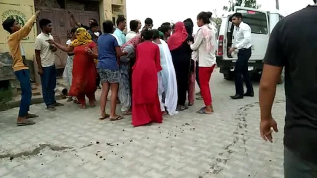 वायरल विडियो: बदमाश पकड़ने आई हरियाणा पुलिस पर महिलाओं ने किया हमला, आरोपी फरार monu gangster bhiwani