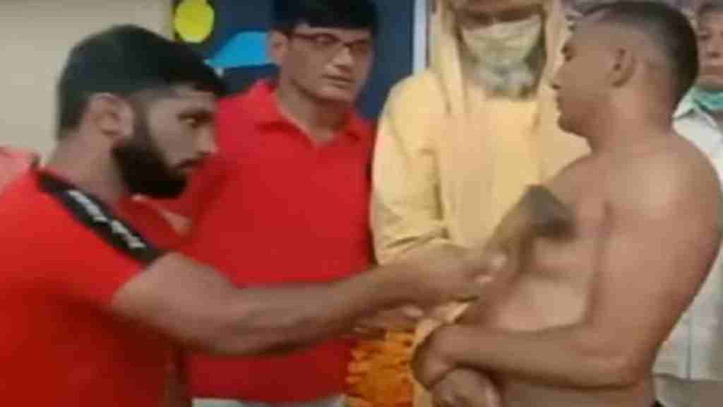 हरियाणा के पहलवान ने शरीर पर खाएं इतने हथोड़े कि बन गया विश्व रिकॉर्ड, मिला स्टील मैन का खिताब BHIWANI