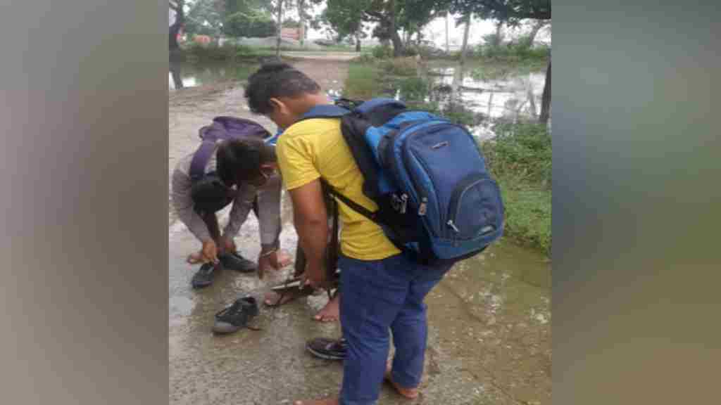 प्रशासन की बड़ी लापरवाही: जूतों को हाथों में उठाकर स्कूल जा रहे बच्चे, 1 सप्ताह से स्कूल में भरा है बारिश का पानी NEWS 14
