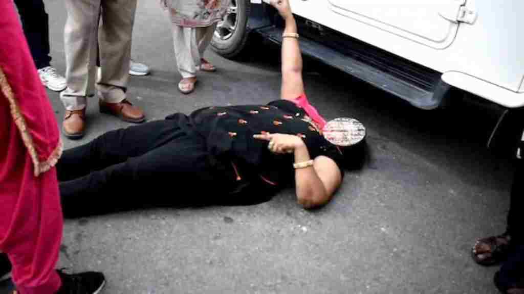 सिरसा में बीच सड़क पर लेटी महिला, न्याय न मिलने पर किया हाई वोल्टेज ड्रामा sirsa news 3
