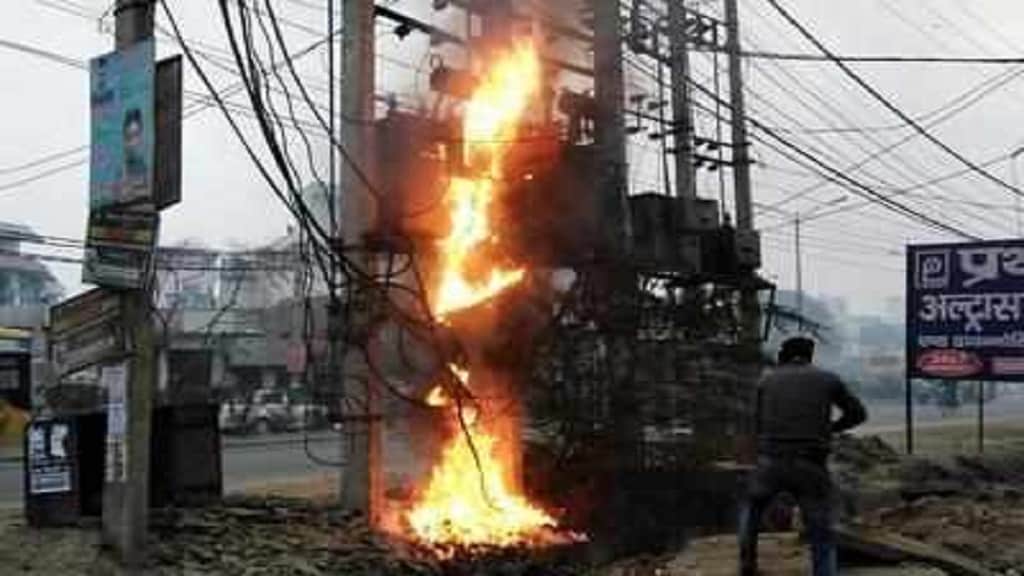 फरीदाबाद: बिजली के ट्रांसफार्मर में लगी भीषण आग, बड़ा हादसा होने से टला transformer fire