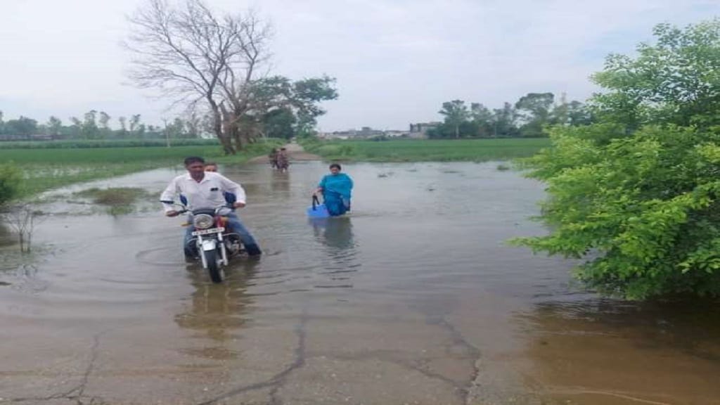 कुरुक्षेत्र: जिंदगी बचाने का ऐसा जज्बा, घुटनों तक भरा पानी भी न रोक सका क़दम anm in water at hisar