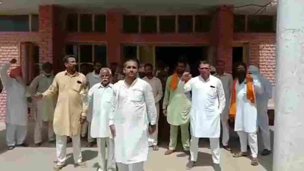 हिसार: ई- टेंडरिंग और राइट टू रिकॉल को लेकर उग्र हुए सरपंच, कई जगहों पर रोड़ जाम और टोल फ्री kisan 5