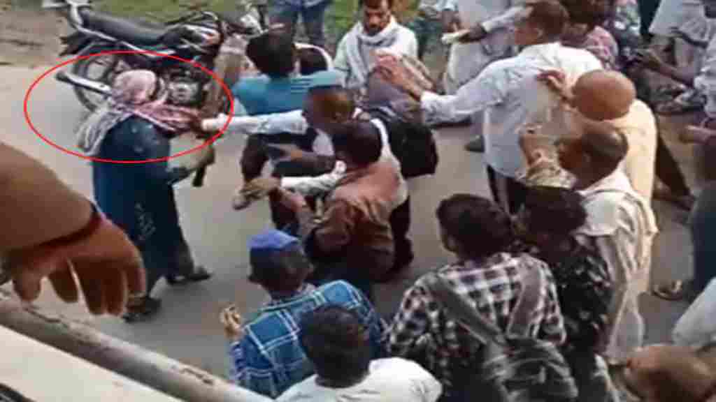 पानीपत में महिला ने बीच सड़क युवक को बैट से पीटा, वीडियो वायरल panipat viral video