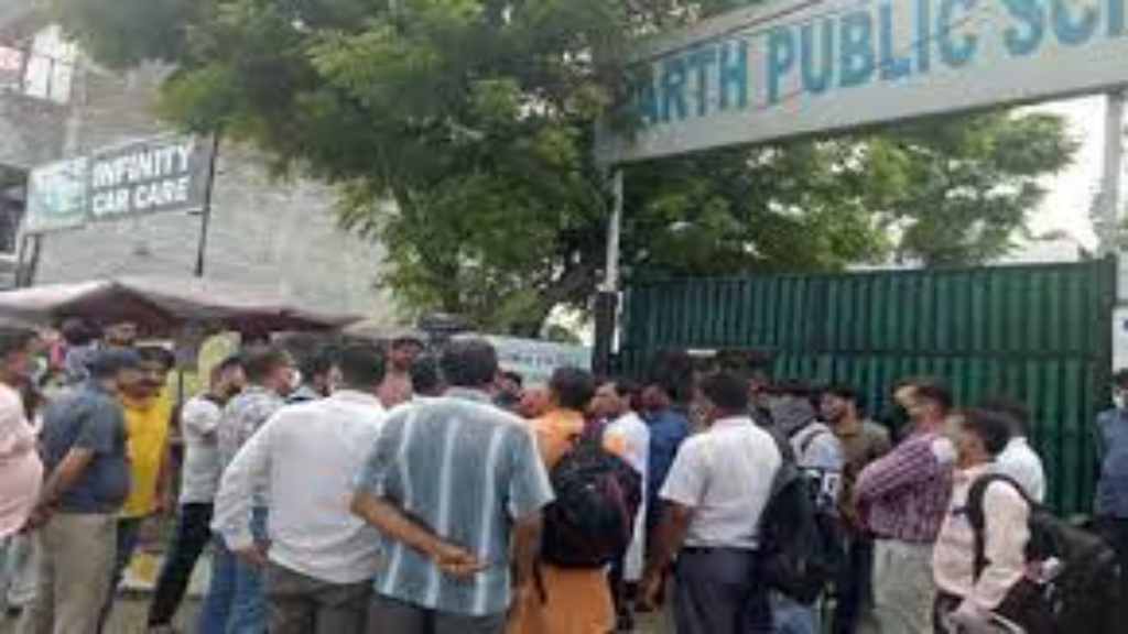 निजी स्कूल की ओछी हरकत,फीस नहीं देने पर 12 वीं कक्षा की छात्रा को सबके सामने किया अपमानित school