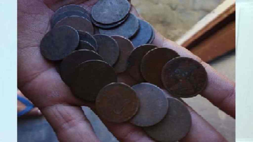 रेवाड़ी में पुरानी हवेली में तीर के बाद अब मिल रहें हैं पुराने सिक्के, देखने के लिए उमड़ी भीड़ OLD COIN