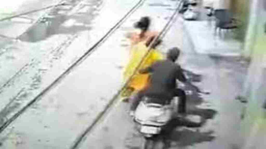 बच्चे को लेकर सास और दामाद में खींचातानी, वीडियो हुआ वायरल jind