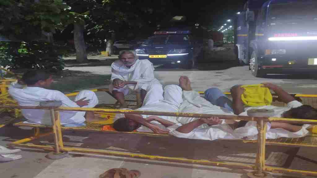 करनाल: कोई बेरिकेट्स तो कोई फुटपाथ पर सोता आया नजर, देखिए कैसे गुजरी किसानों की रात karnal