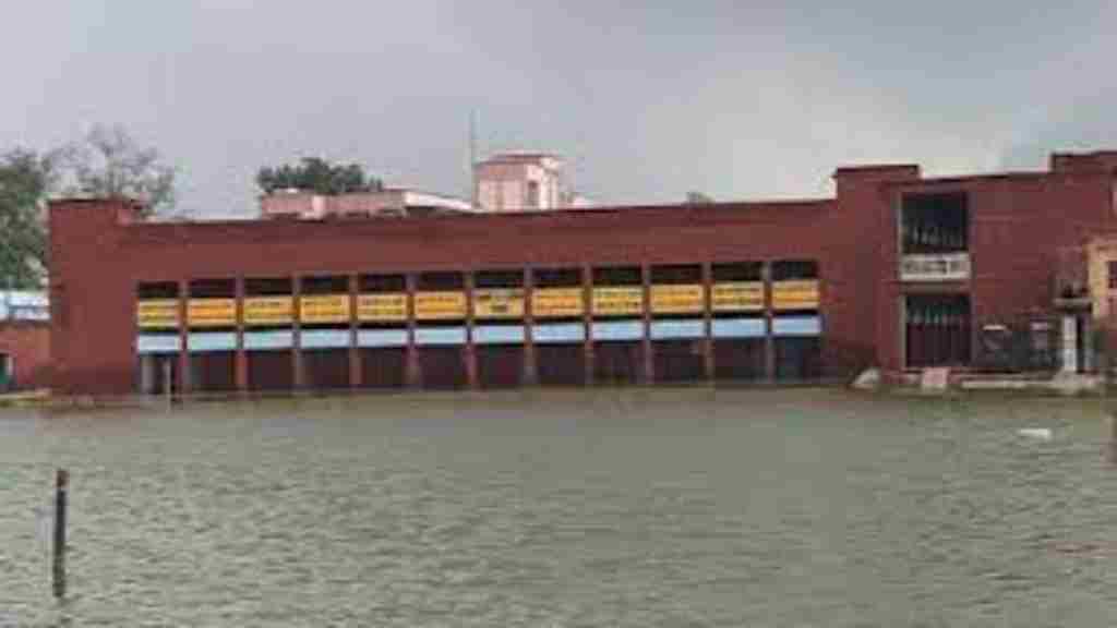 सरकारी स्कूल में भरा कई फीट तक पानी,भय के साये में पढ़ने को मजबुर छात्र school