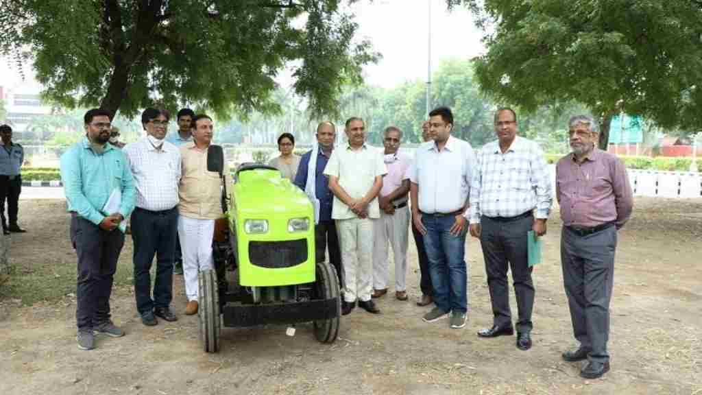 एचएयू ई -ट्रैक्टर पर अनुसंधान करने वाला बना पहला विश्वविद्यालय hau tractor