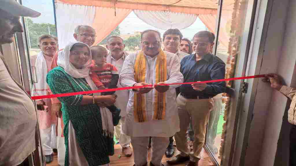 कोसली स्टेशन सिथत हर हित स्टोर का कोसली के विधायक लक्ष्मण सिंह यादव ने रिबन काटकर किया शुभारंभ kosli 2