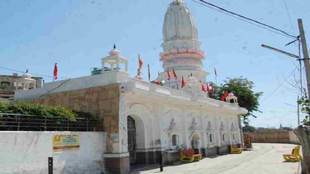 हरियाणा के इस मंदिर में बनाया गया 42 फुट ऊंचा सोने का खंभा, यह है विशेषता mandir