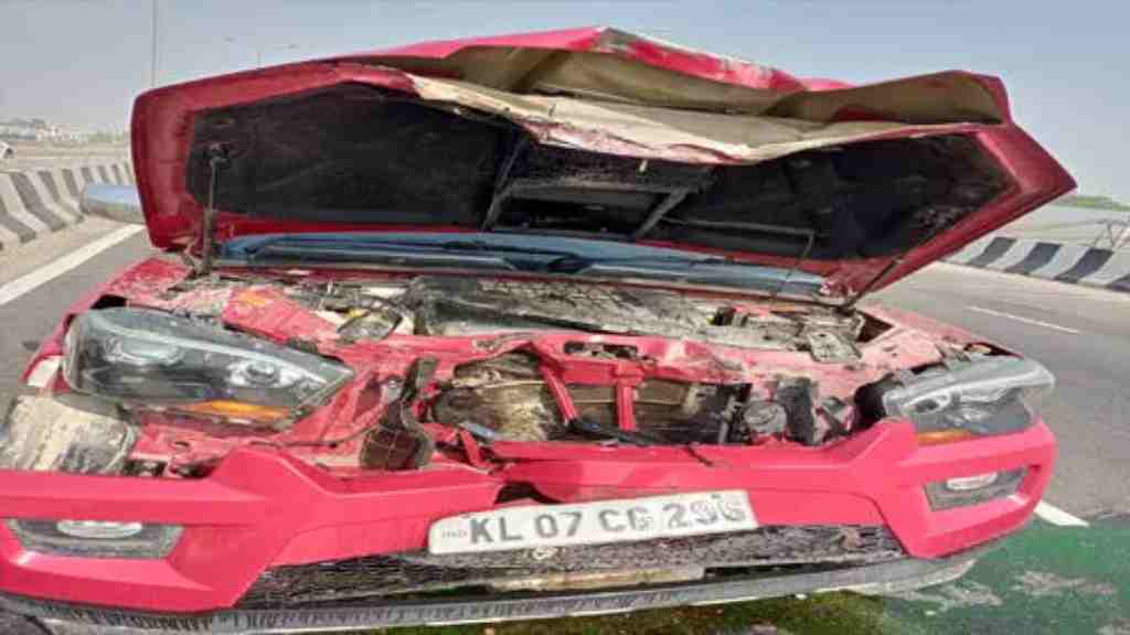 आसमान से गाड़ी पर गिरा 70 किलों का पत्थर, सुनने वाला हर कोई हैरान CAR ACCIDENT