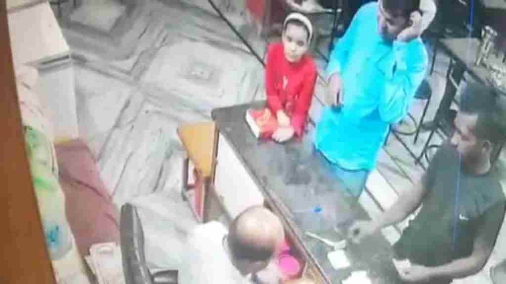 कुर्सी पर बैठे-बैठे होटल मालिक की चंद सेकंडो मे मौत, सामने खड़े लोग भी हो गए हैंरान FATEHABAD VIRAL VIDEO