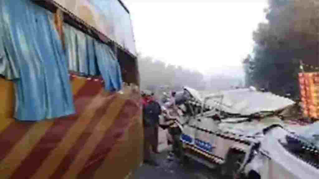 हादसा: तेज रफ्तार वोल्वो बस पुलिस की गाड़ी व अन्य गाड़ी पर पलटी, कई यात्री घायल kurushetra accident news