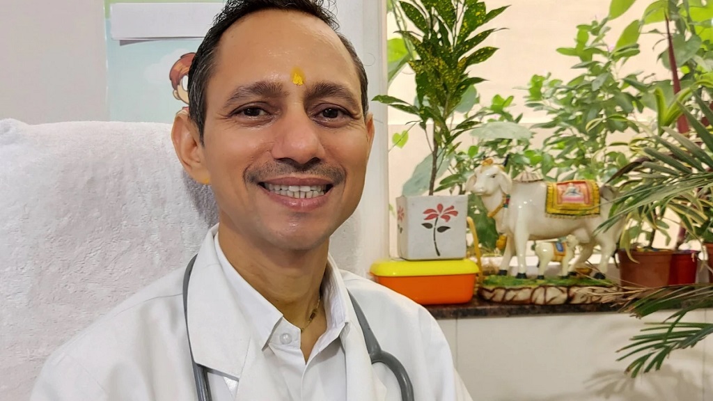 हरियाणा: डॉक्टर ने खाया गाय का गोबर, कहा- अगर गर्भवती महिलाएं खाएगी तो होंगी नॉर्मल डिलीवरी manoj mittal mbbs karnal