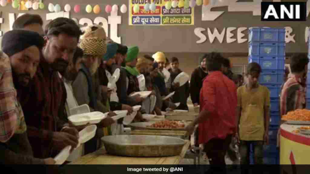 आंदोलन में किसानों के खाने पर हर दिन 4 लाख रुपए खर्च कर रहा था ये शख्स, एक साल तक चलाया लंगर LANGAR