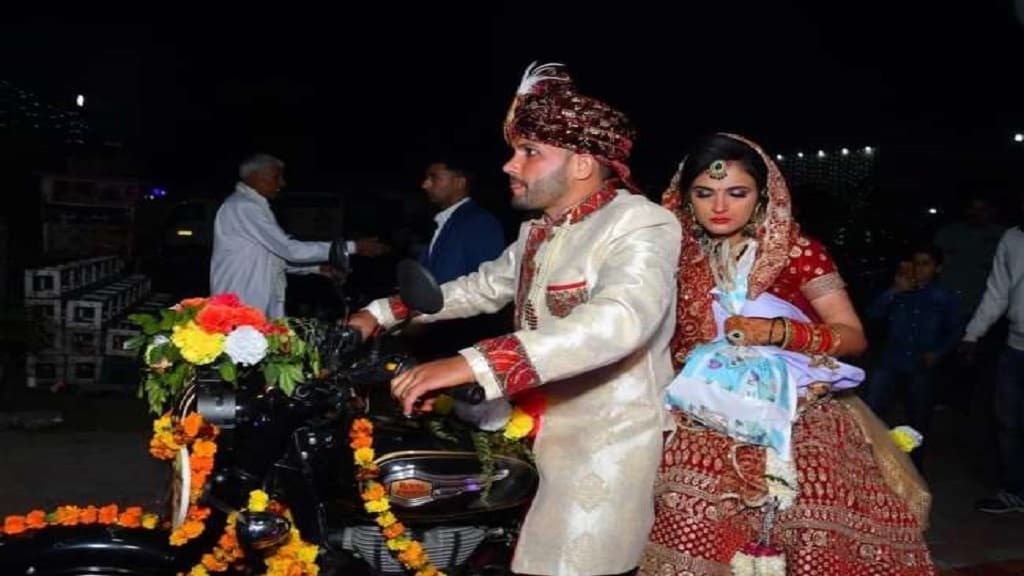 उधार की बाइक पर दुल्हनिया को लेकर आया दूल्हा, दहेज का सामान लेने से किया इनकार Marriage Without Dowry