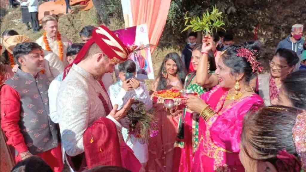 हरियाणा की छोरी पर आया इंग्लैंड के छोरे का दिल, हिमाचल में सात फेरे लेकर रचाई शादी NEWS 8