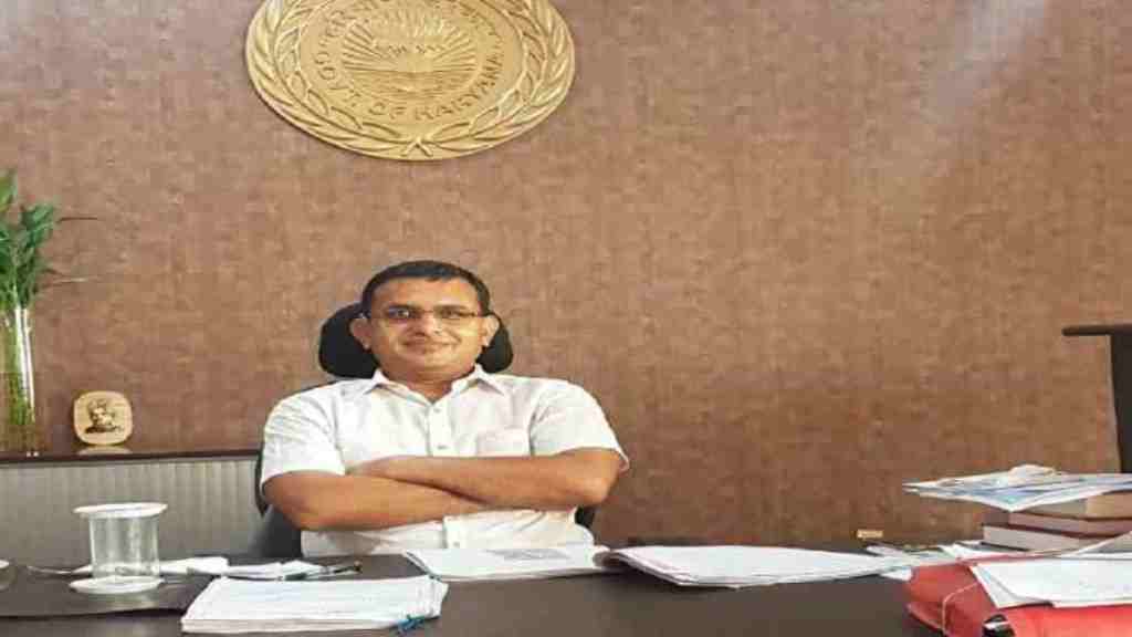 हरियाणा के एक ऐसे IAS अफसर की कहानी, जिसे कम सुनाई देने के कारण नही मिली थी चपरासी की नौकरी ias