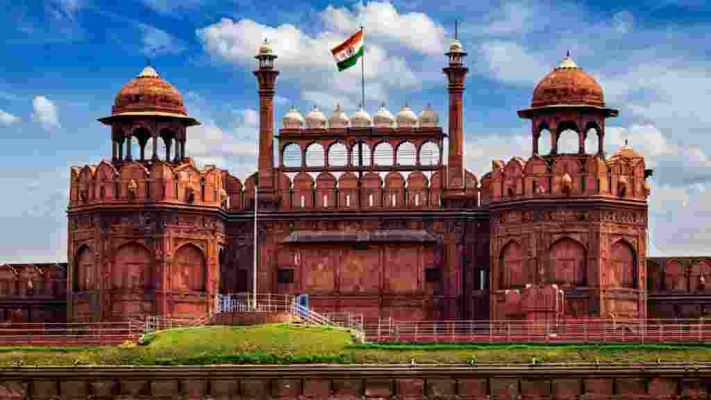 महिला ने कोर्ट से कहा- मुगलिया खानदान की विधवा हूं, लालकिला मेरा है... जानें, अब क्या होगा lal kila