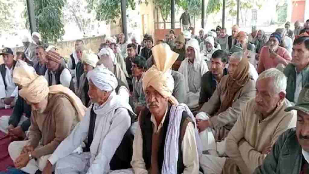 डिप्टी सीएम दुष्यंत चौटाला के गांव में मूलभूत सुविधाओं का टोटा, 19 दिनों से धरने पर बैठे हैं लोग panchayat