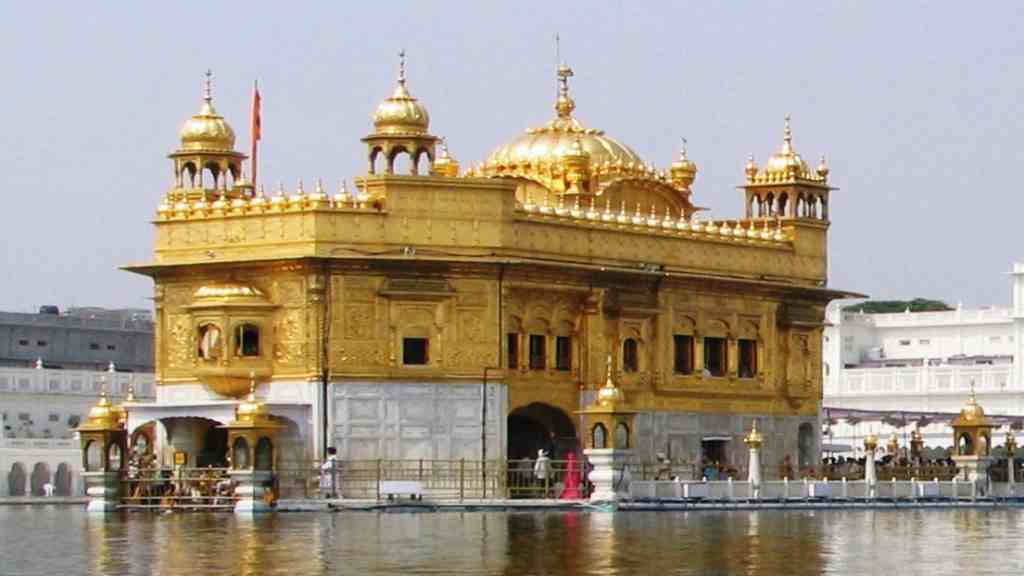 स्वर्ण मंदिर में एक अज्ञात युवक ने किया रेलिंग कूदकर अंदर जाने का प्रयास, भीड़ ने पीट-पीटकर की हत्या sawarn mandir
