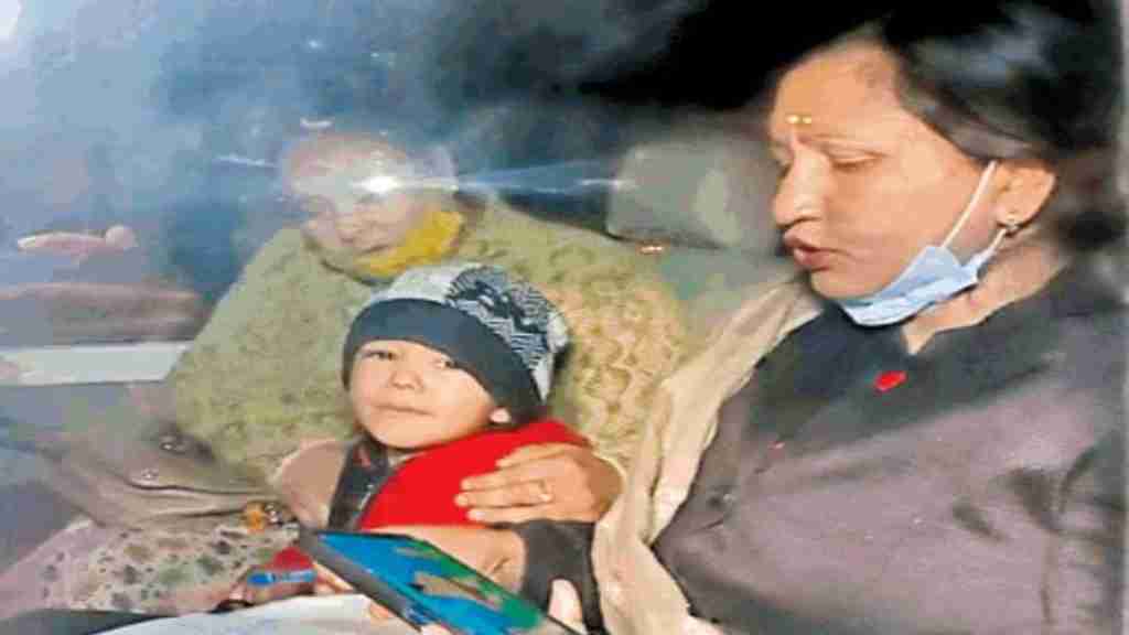 महिला ससुराल के गेट पर इंसाफ के लिए 72 घंटे से बैठी, ठंड से 3 साल के बच्चे की बिगड़ी तबीयत news 28