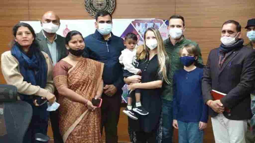 जिस बच्चे को 1 साल की उम्र में अपनों ने ठुकराया था, अब सात समुंदर पार जाएगा वह बच्चा news 33