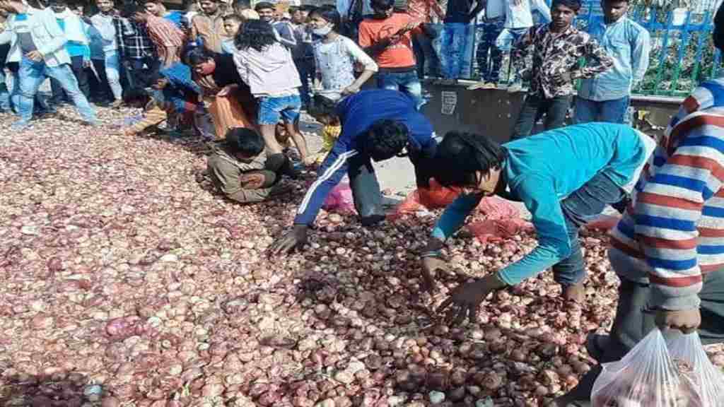 सड़क पर बिखेरा गया था कई क्विंटल प्याज, लूटकर ले गए लोग, जानें क्या था माजरा news 5