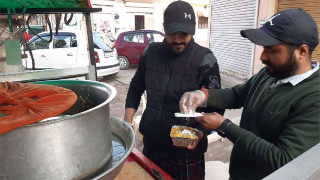 हरियाणा: दो इंजीनियर दोस्तों ने नौकरी छोड़ लगाई बिरयानी की स्टाल, जानिए क्यों.. news