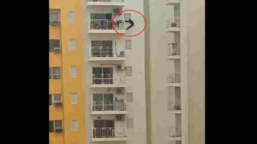 फरीदाबाद में 12वीं मंजिल की बालकनी से लटक कर एक्सरसाइज कर रहा है यह शख्स, देखे विडियो viral 1