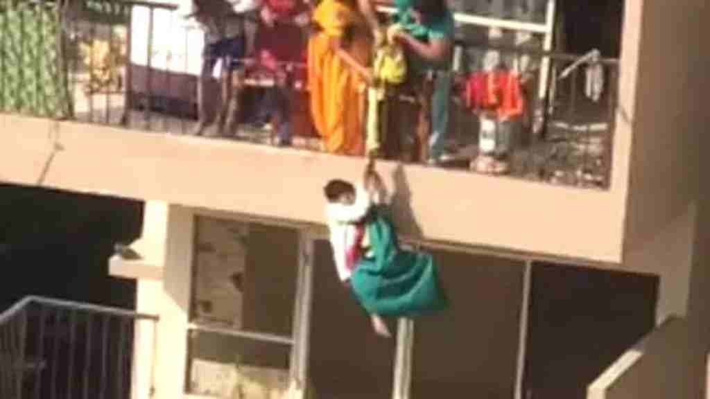 मां ने बेटे को 10 वीं मंजिल से लटकाया नीचे, वजह जानकर हो जाएंगे हैरान viral