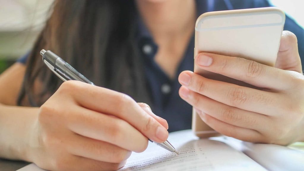 छात्रों ने ऑनलाइन परीक्षाओं में नकल के लिए बनाया व्हाट्सएप ग्रुप, विश्वविद्यालय करेगा कार्यवाही Cheating in