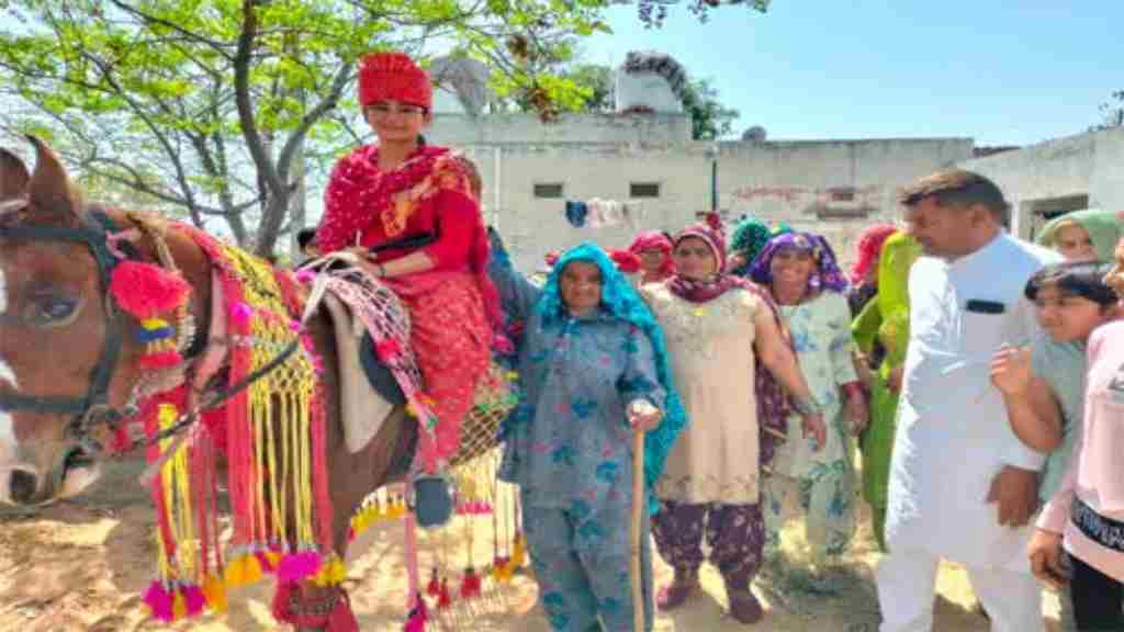 दुल्हन ने सेहरा बांध कर गांव में निकाला बनवारा, परम्परा तोड़ पेश की नई मिसाल news 4