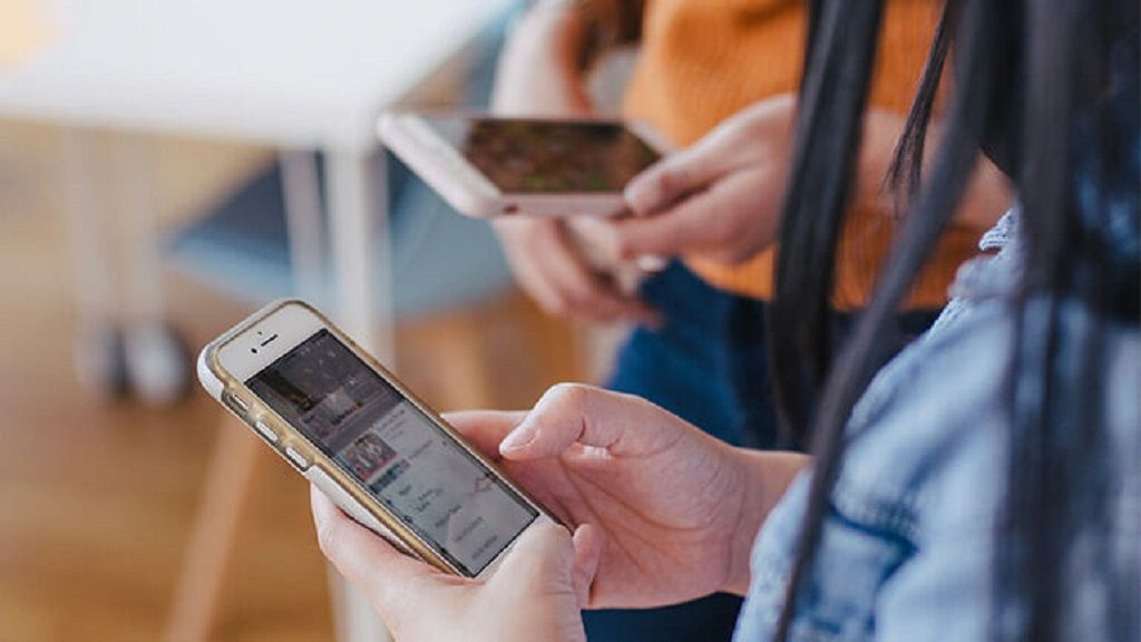 Viral Video: गोहाना बस स्टैंड पर युवक करता था परेशान, तो लड़कियों ने कर दी जूते-थप्पड़ की बरसात Viral Video