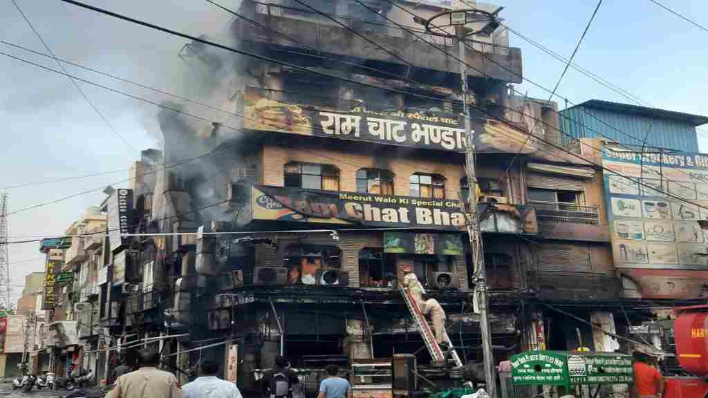 रेहड़ी से शुरू हुआ था 6 मंजिला RCB का सफर, जाने अर्श से फर्श पर पहुंचने की दास्तां rcb