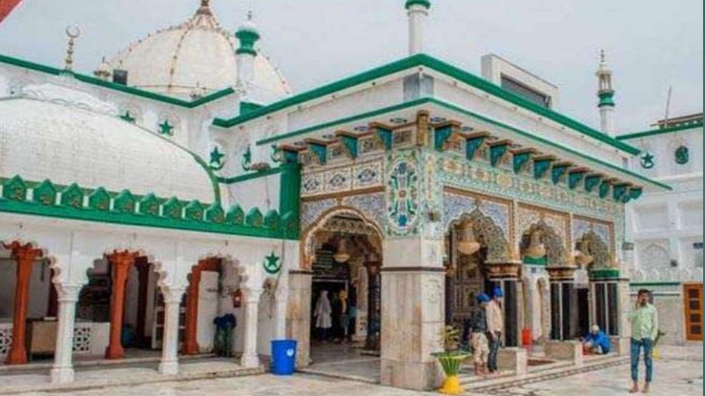 पानीपत की मशहूर कलंदर दरगाह, जहां ताले लगाकर मांगी जाती है मन्नत 20220503 160611