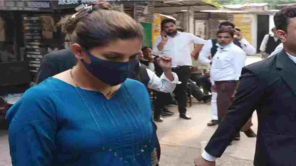 मशहूर डांसर सपना चौधरी ने किया लखनऊ कोर्ट में सरेंडर, जानिये पूरा मामला SAPNA 7