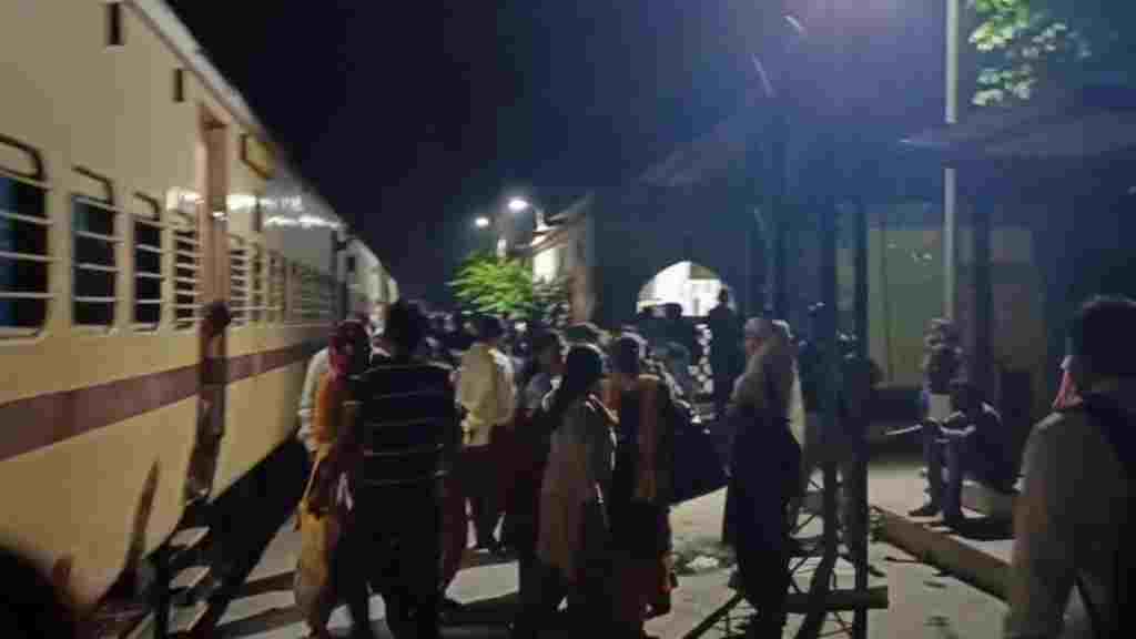 दिल्ली-नरवाना पैसेंजर ट्रेन में बम होने की अफवाह से मचा हडकंप, जानिए पूरा मामला news 15