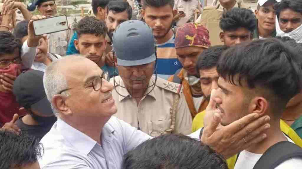 अग्निपथ योजना: विरोध के बीच भावुक कर देने वाली तस्वीर, SDM के गले लग रोया भावी अग्निवीर NEWS 1