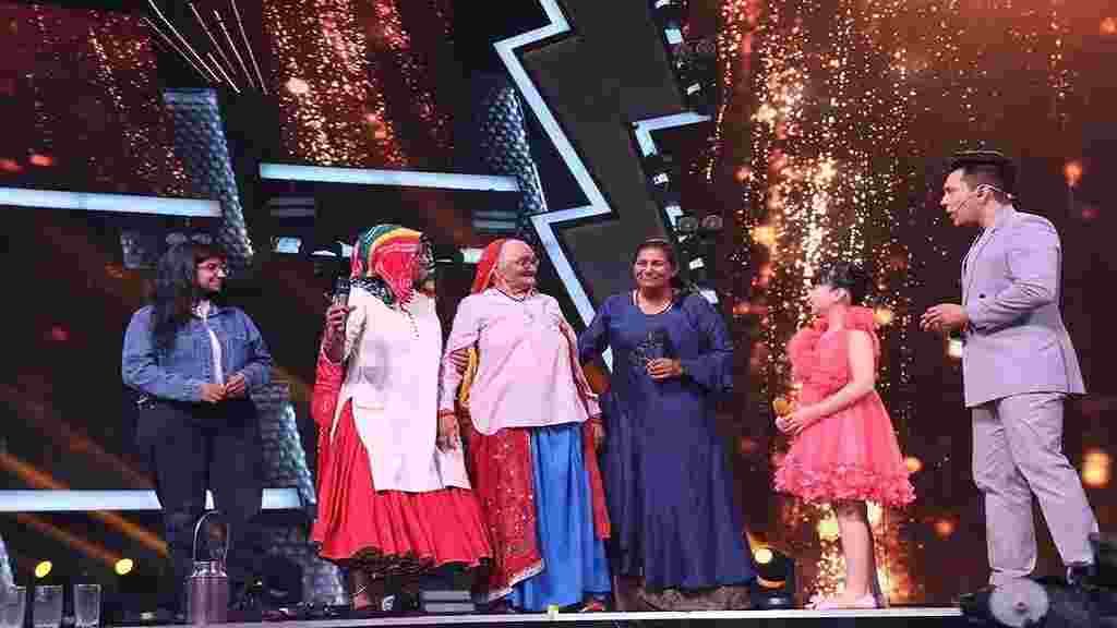 रामबाई दादी चार पीढ़ियों के साथ रियलिटी मंच पर पहुंची, जज्बे को देखकर बॉलीवुड एक्टर भी रह गए हैरान Rambai Charkhi Dadri