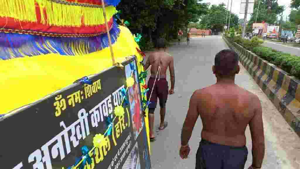 अजीबोगरीब: भोले की भक्ति का दिखा अनुठा दम, पीठ पर लोहे के कुंडे बनवाकर कांवड़ खींच रहा है हरियाणा का यह भक्त Yogendra Kaithal Unique Kawad