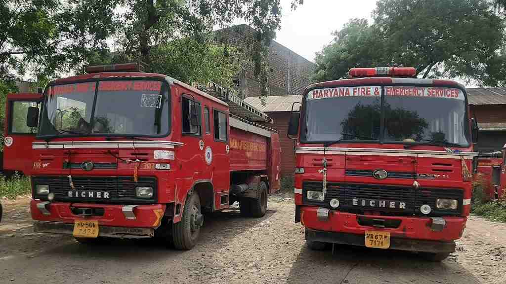 Breaking News: गुरुग्राम में आग का तांडव, 150 सिलेंडर फटे; 200 झुग्गियां जलकर हुई राख Haryana Fire Brigade Vehicle